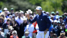 Sergio Garcia saluda al público después de un birdie en el hoyo No. 9 (cortesía Augusta National Golf Club)