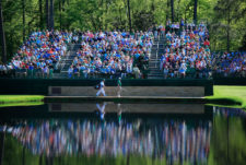 Jason Day en el puente Sarazen en el hoyo No. 15 (cortesía Augusta National Golf Club)