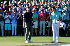 Justin Rose y Adam Scott en el hoyo No. 18 (cortesía Augusta National Golf Club)