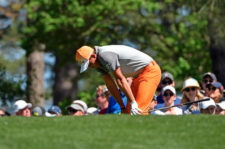 Rickie Fowler en el tee del hoyo 4 (cortesía Augusta National Golf Club)