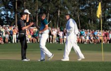 Sergio García da la mano a Justin Rose al ganar (cortesía Augusta National Golf Club)