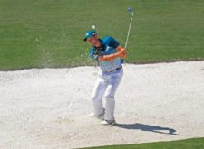 Sergio García en el bunker del hoyo 2 (cortesía Augusta National Golf Club)