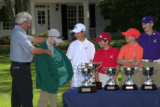 Fred Couples permite que Quinn Thomas se pruebe su chaqueta (cortesía Augusta National Golf Club)