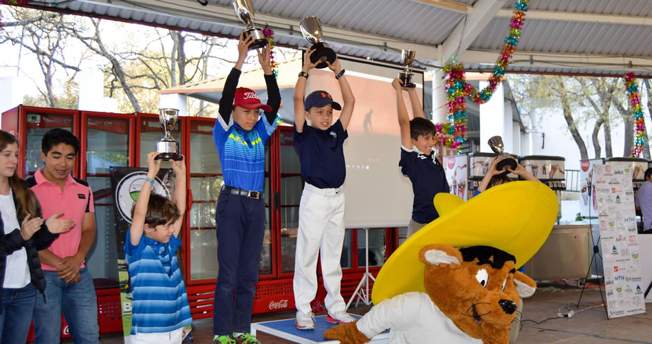 Golfistas de la AGVM celebran su triunfo en Six Flags