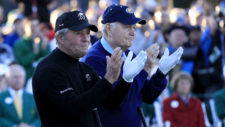 Gary Player y Jack Nicklaus aplauden en el hoyo No. 1 en honor a Arnold Palmer (cortesía Augusta National Golf Club)