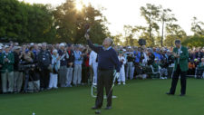 Jack Nicklaus eleva su gorra al cielo en reconocimiento a Arnold Palmer (cortesía Augusta National Golf Club)