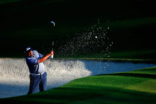 Angel Cabrera saliendo de un bubnker en el hoyo No. 10 durante la segunda ronda de práctica (cortesía Augusta National Golf Club)