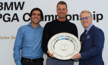 Javier Ballesteros entrega a Henrik Stenson el primer Premio con el nombre de su padre