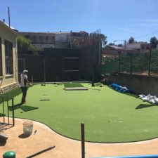 La increíble historia de un green de golf en el colegio de un pueblo de 560 habitantes