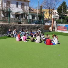 La increíble historia de un green de golf en el colegio de un pueblo de 560 habitantes