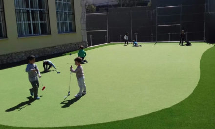 La increíble historia de un green de golf en el colegio de un pueblo de 560 habitantes