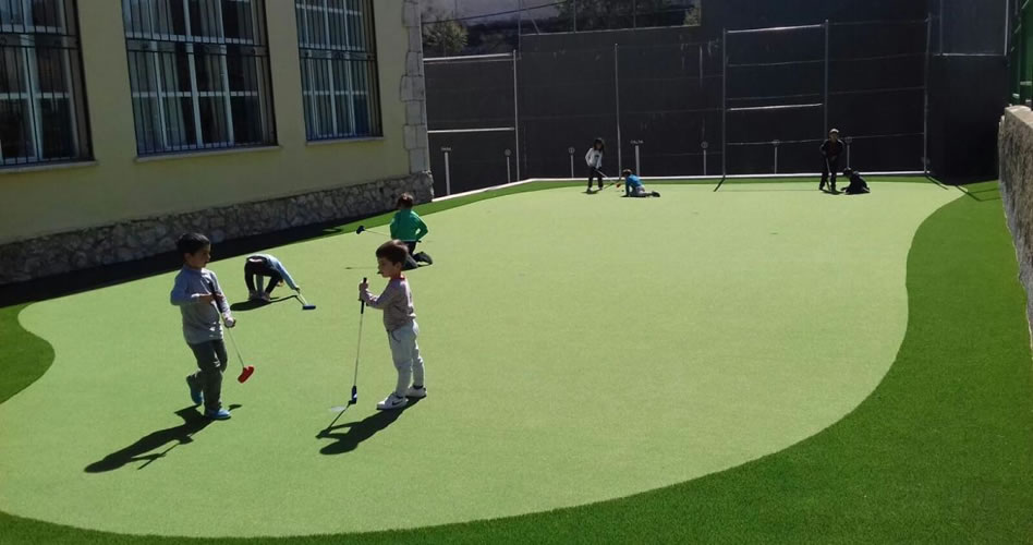 La increíble historia de un green de golf en el colegio de un pueblo de 560 habitantes