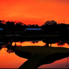 Atardecer en el hoyo 17 (cortesía Brad Mangin - PGA TOUR)