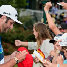 Jon Rahm firmando autógrafos (cortesía Rob Knox - PGA TOUR)