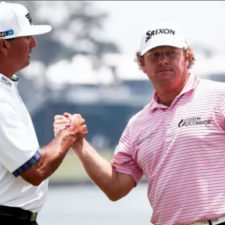 Pat Perez dando un apretón de manos con William McGirt (cortesía Sam Greenwood - Getty Images)