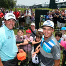 Rickie Fowler y Phil Mickelson firman autógrafos (cortesía Stan Badz - PGA TOUR)