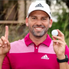 Sergio Garcia posa con su bola luego de hacer el hoy en uno (cortesía Cy Cyr - PGA TOUR)