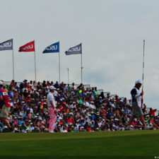 Justin Thomas en el hoyo 18 luego del águila para completar ronda récord de 63 golpes en Erin Hills en el 117º US Open