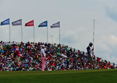 Justin Thomas en el hoyo 18 luego del águila para completar ronda récord de 63 golpes en Erin Hills en el 117º US Open