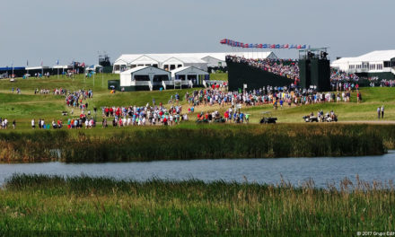 Rickie Fowler enseñando cómo se juega en Erin Hills