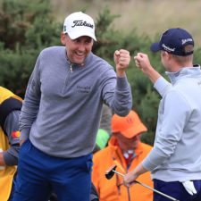 Ian Poulter celebra con Russell Knox (cortesía golf.com)