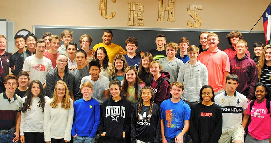 Jhonattan Vegas visitó la escuela Cinco Ranch High School