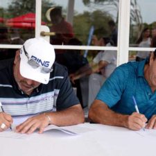 El ganador del U.S. Open y el Masters, Ángel Cabrera, y el CEO de MeetThePro.com, Guillermo Jude, firman el acuerdo.