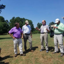 El prestigioso arquitecto Tom Fazio explicando los trabajos en Quail Hollow