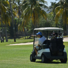 En el campo de golf con el equipo necesario