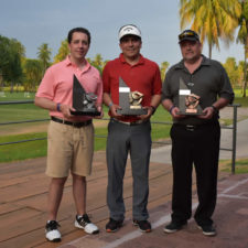 Los ganadores con sus trofeos