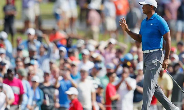 Tiger Woods, con ventaja de tres golpes en el TOUR Championship