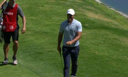 Video, Koepka se llevó el golpe del día después de hacer el eagle tras estar cerca de visitar el agua