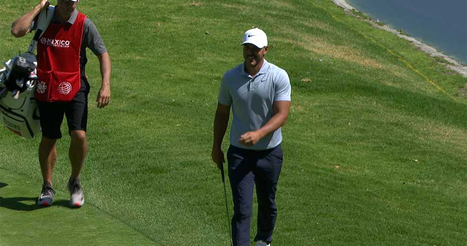 Video, Koepka se llevó el golpe del día después de hacer el eagle tras estar cerca de visitar el agua