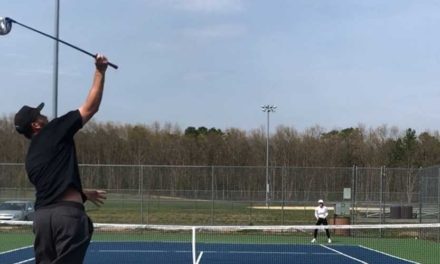 ¿Jugar al tenis con un palo de Golf? Vea cómo Josh Kelley lo hace en este nuevo deporte, el TenisGolf