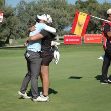 Nuria Iturrios se impone a lo grande en el Santander Golf Tour de Málaga