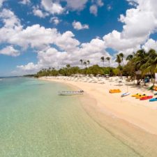 En el corazón de Casa de Campo se encuentra Playa Minitas, un santuario privado con cristalinas aguas de un azul turquesa