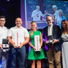 Foto Marjorie González.- Entrega de premios por parte de los sponsors a los ganadores, ubicados en el centro de la imagen (segundo y tercero, de izquierda a derecha)