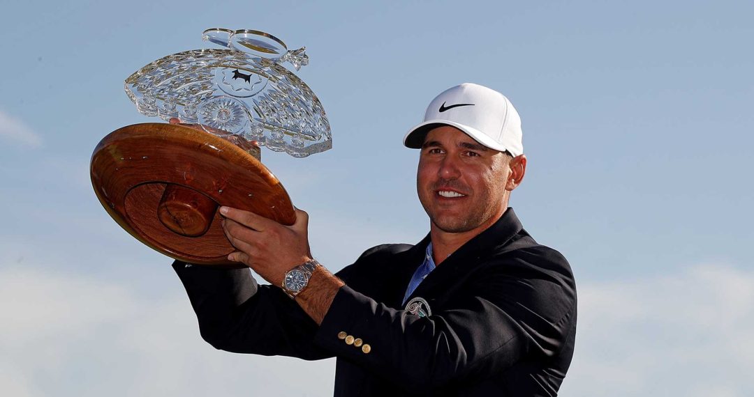 oks Koepka posa con su trofeo, después de ganar el Waste Management Phoenix Open 2021. Foto: Getty Images