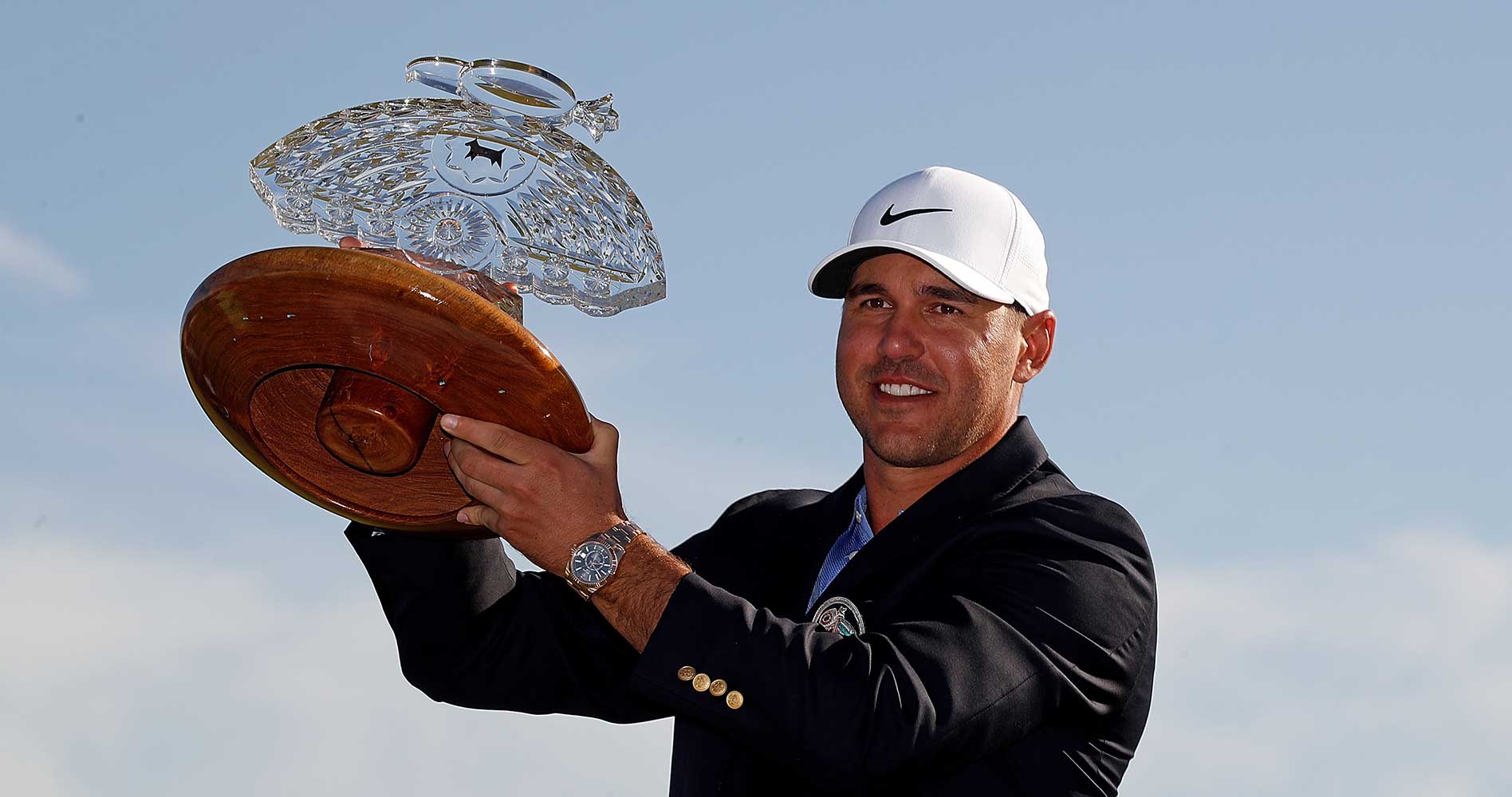 oks Koepka posa con su trofeo, después de ganar el Waste Management Phoenix Open 2021. Foto: Getty Images