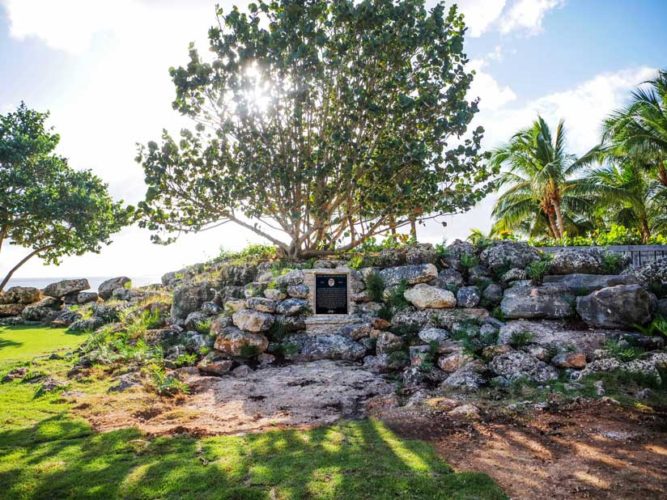 La Placa Conmemorativa de Pete Dye, miembro del Salón de la Fama del Golf, residirá por siempre justo detrás de uno de sus legendarios pot bunkers junto al green del visualmente impresionante octavo hoyo de Teeth of the Dog