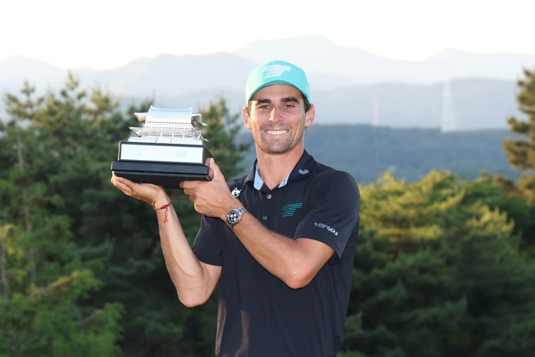 Joaquín Niemann celebra su victoria en el LIV Golf Korea 2026
