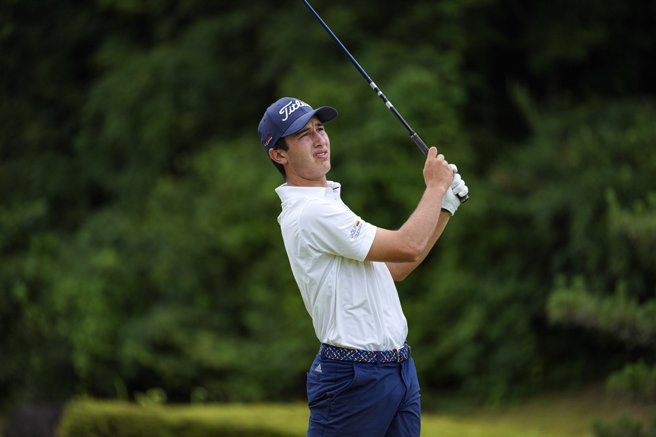 Tomás Restrepo celebra su bicampeonato en la Toyota Junior World Golf Cup en Japón