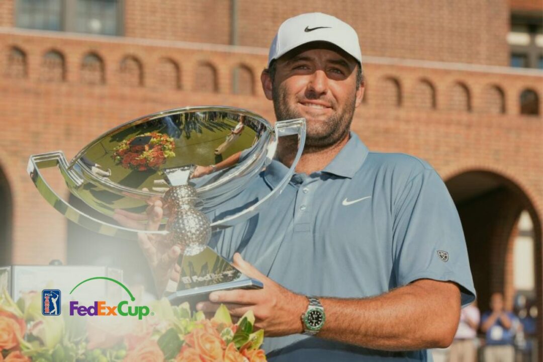 Scottie Scheffler celebra con el trofeo tras ganar el TOUR Championship y su segundo FedExCup