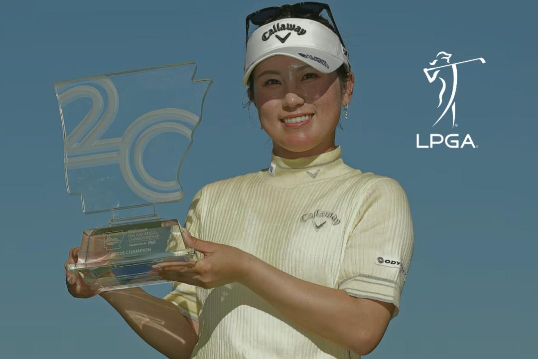 Yuna Nishimura posa con el trofeo tras ganar el Walmart NW Arkansas Championship 2026.