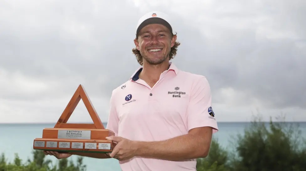 Austin Smotherman celebra su victoria en el Butterfield Bermuda Championship 2026 tras vencer a Seamus Power en el desempate.