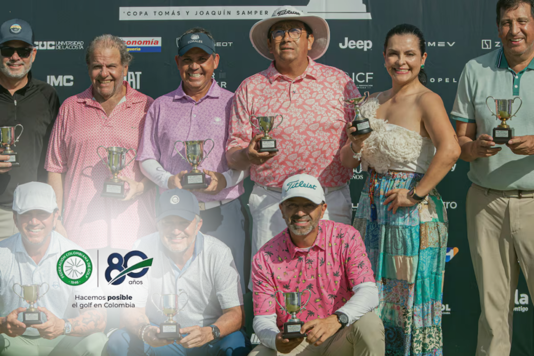 Golfistas participan en el 78.º Abierto de Colombia en el Country Club de Barranquilla.