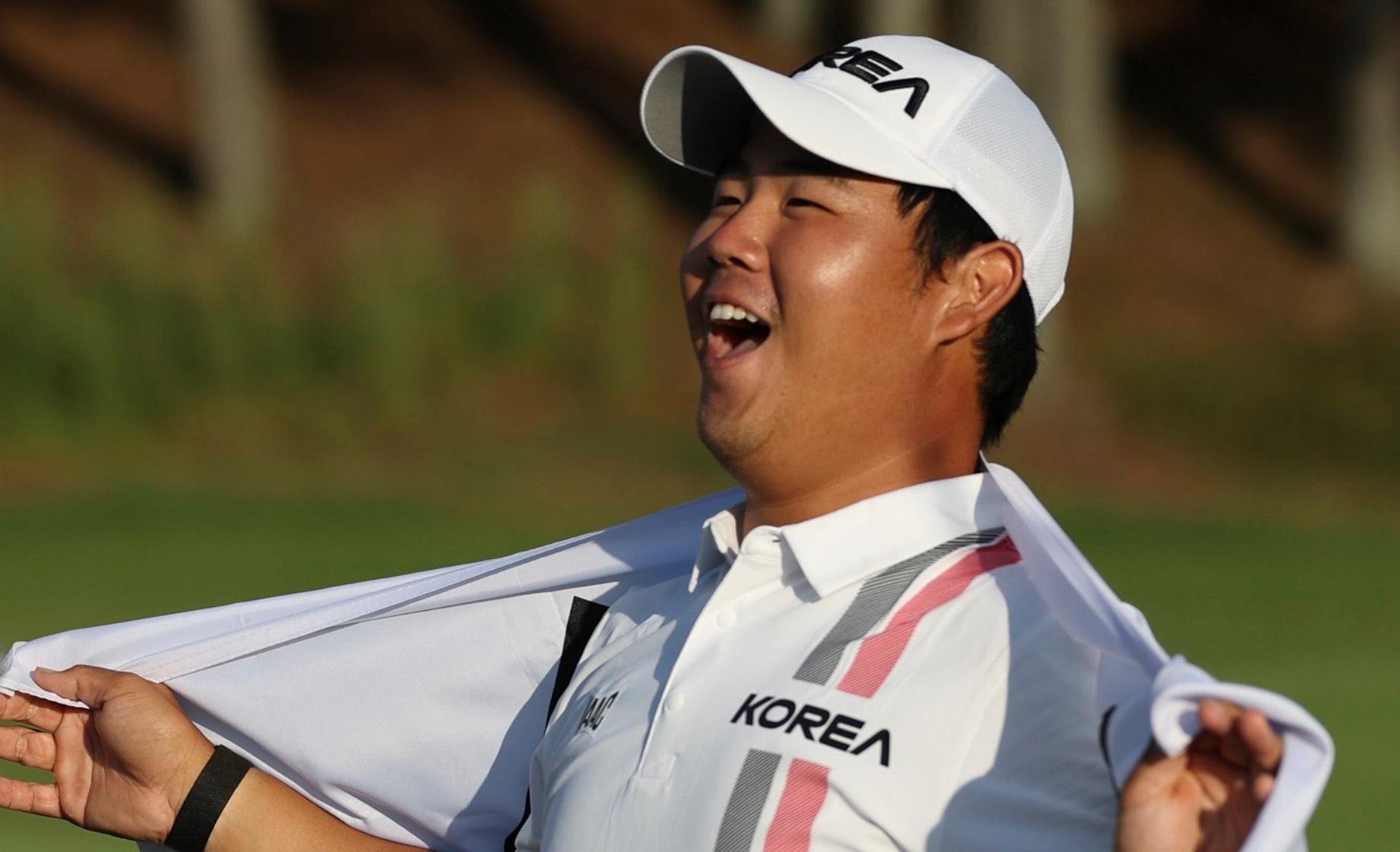 Tom Kim celebra su medalla de oro en los Juegos Asiáticos 2026 en Japón